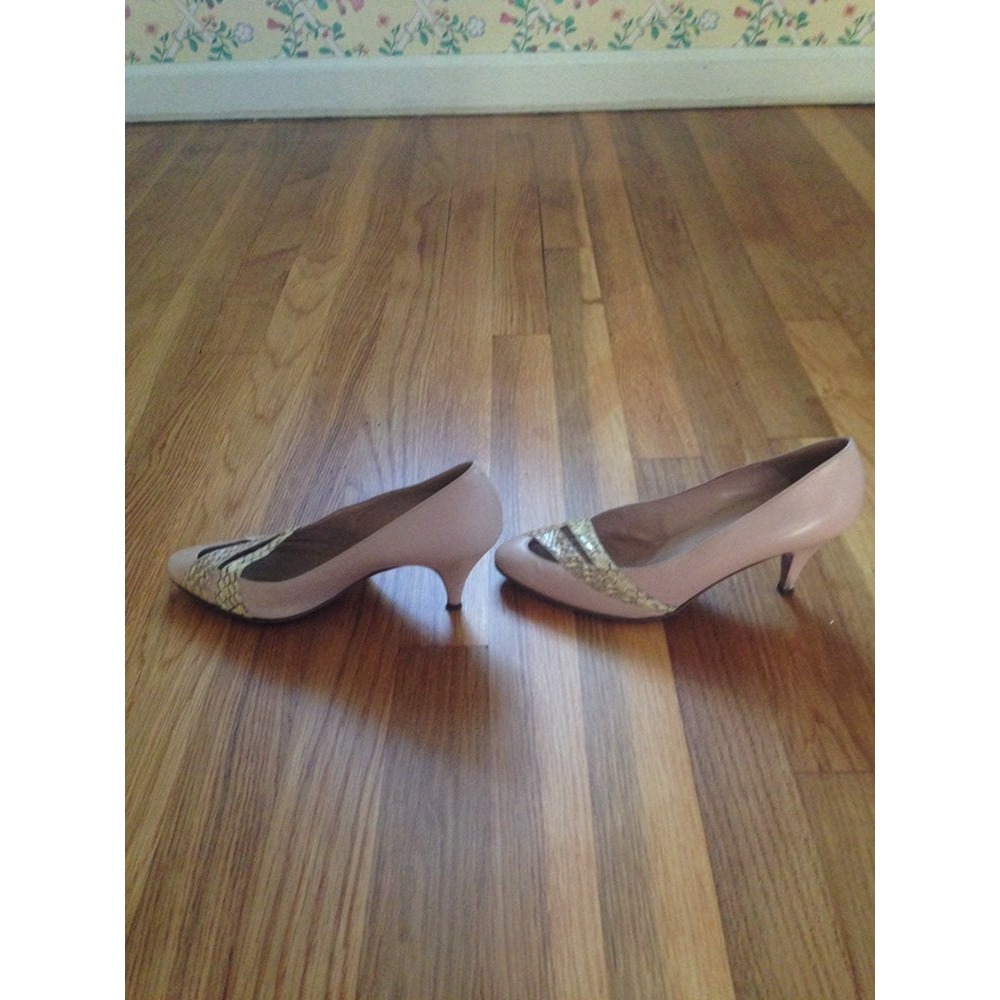 Women's Shoes - Picture 2 of 3